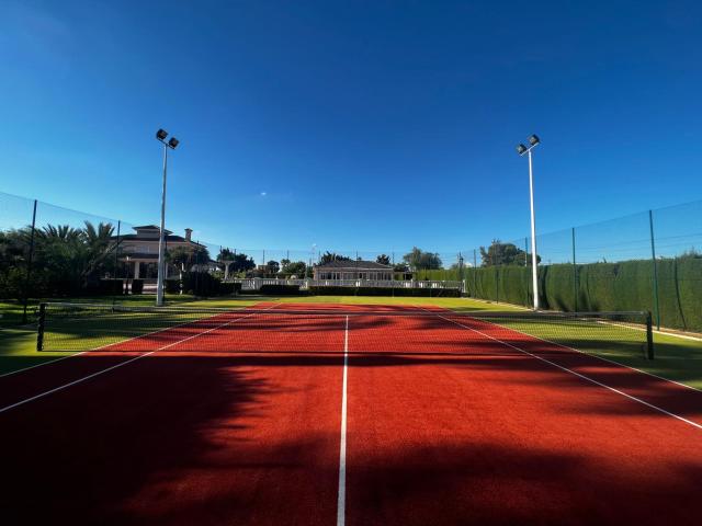 Chalet a la venta con piscina y pista de tenis en Elche, zona Perleta