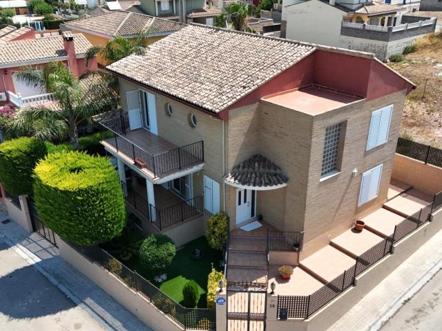 CHALET A LA VENTA EN EL PUEBLO DE RIBA ROJA