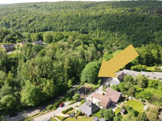 Chalet à rénover dans un cadre boisé à Rivière!