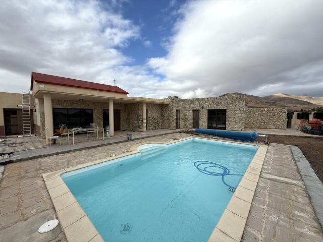 Chalet, Antigua