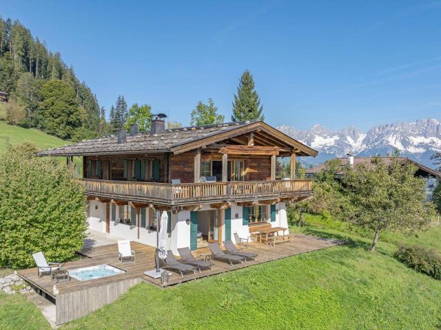 Einmalige Lage: Luxus Chalet auf 1.010 Meter / Ski in und Ski out / Wellness / 37.152 m2 Grund / Blick auf Kitzbühel