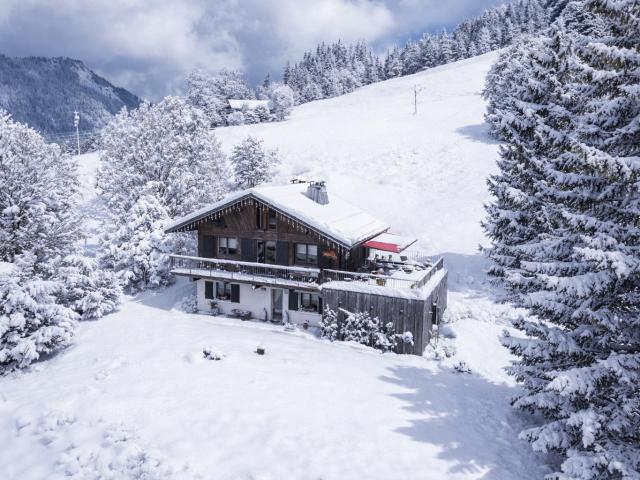 CHALET ACCUEILLANT 4 CHAMBRES SKi iN SKi OUT