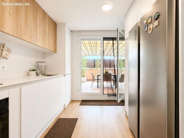 Chalet adosado completamente reformado en 2024, con jardín, terraza y gran garaje, a un paso de la p