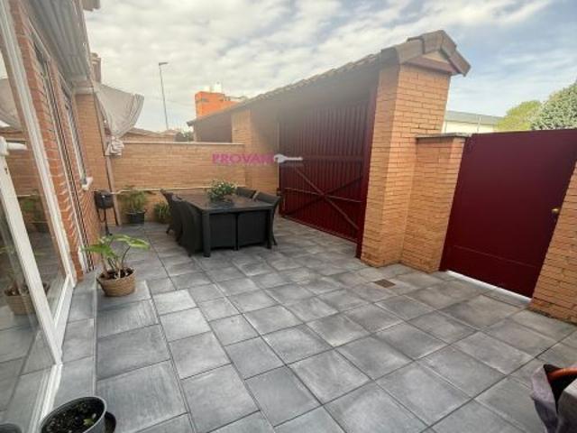 CHALET ADOSADO CON 3 DORMITORIOS. 2 BAÑÓS Y ASEO. PATIO DE 17 M2