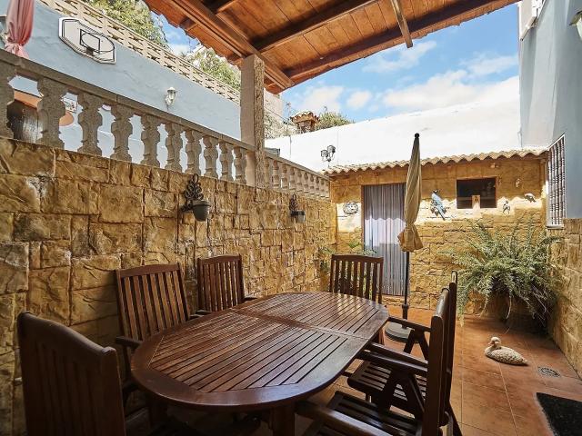 Chalet adosado con garaje y terrazas en Marzagán