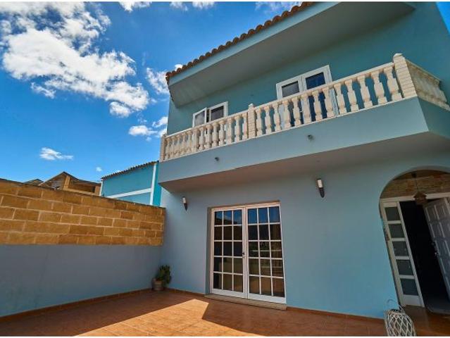 Chalet adosado con garaje y terrazas en Marzagán