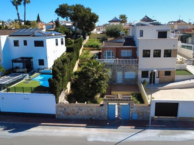 Chalet adosado con gran parcela y preciosas vistas en Torrevieja – Zona Los Balcones
