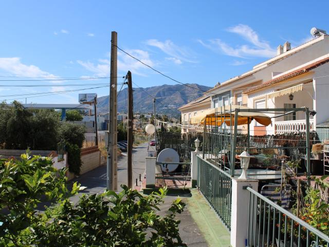 Chalet Adosado con Jardín Privado, Terraza y Vistas en Fuengirola