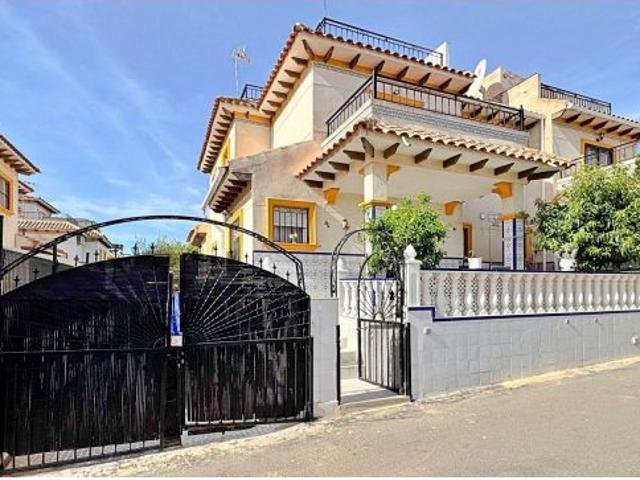 Chalet adosado con solárium privado y parcela en una urbanización cerrada con piscina