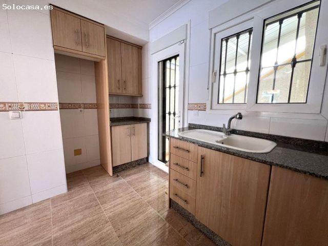 Chalet adosado con solárium privado y piscina en Aguas Nuevas – ¡Ubicación excepcional!