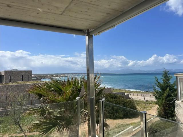 Chalet adosado con piscina y vistas al mar