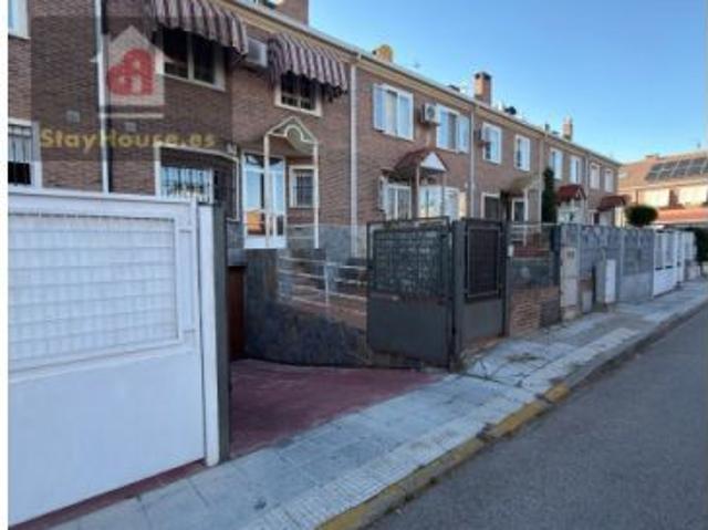 Chalet adosado de 4 habitaciones con piscina climatizada en zona La