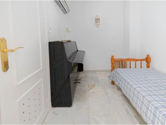 Chalet adosado de 5 dormitorios con terrazas y piscina en Los Boliches, Fuengirola