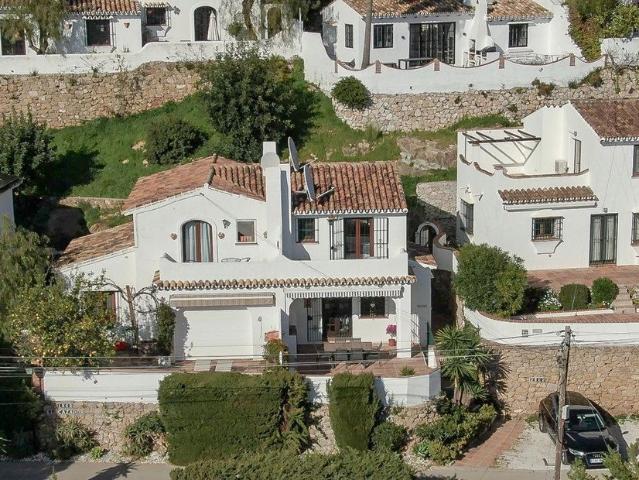 Chalet adosado de 2 dormitorios en venta en Mijas, Costa del. 85m² Mijas
