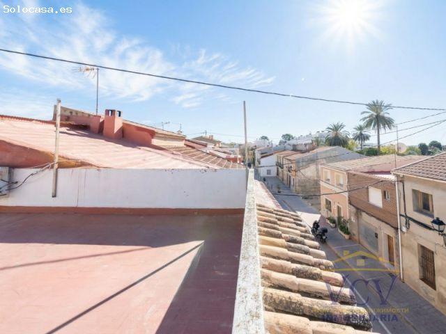 Chalet adosado de 3 alturas en San Juan de Alicante con amplia terraza y