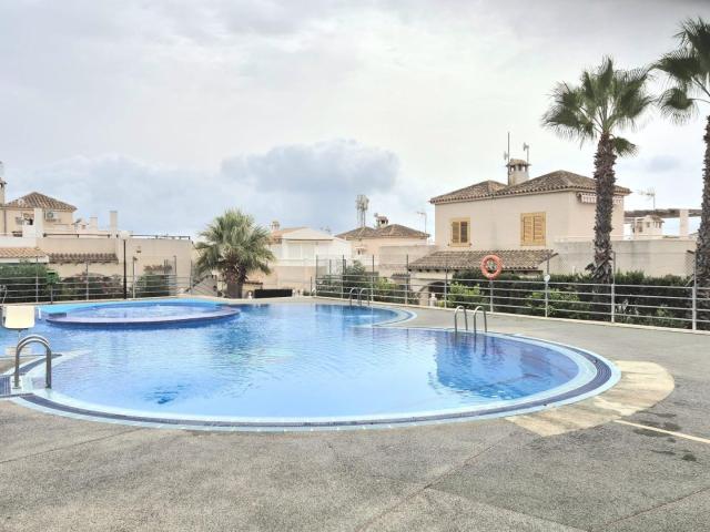 CHALET ADOSADO DE 3 DORMITORIOS CON PISCINA COMUNITARIA EN LOS ALTOS TORREVIEJA