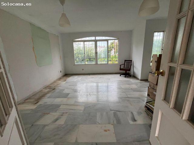 Chalet adosado de 3 plantas con jardín privado y piscina comunitaria