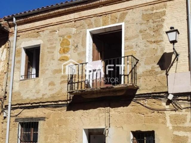 Chalet adosado de 3 plantas, con terraza y bodega