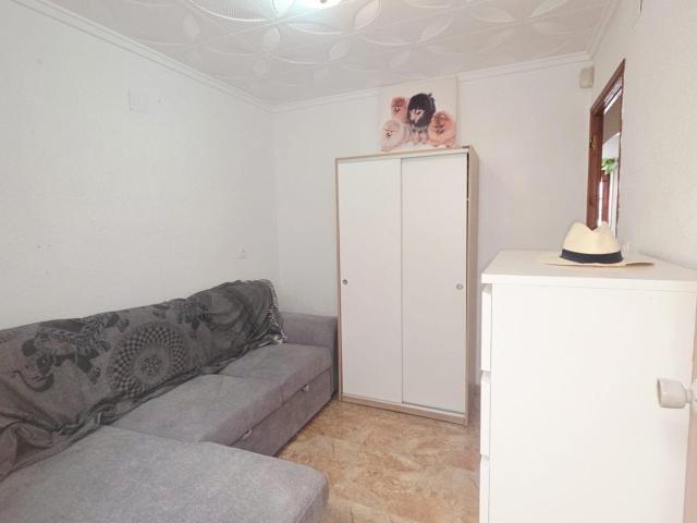 ¡Chalet Adosado de Esquina con Gran Jardín y Parking!