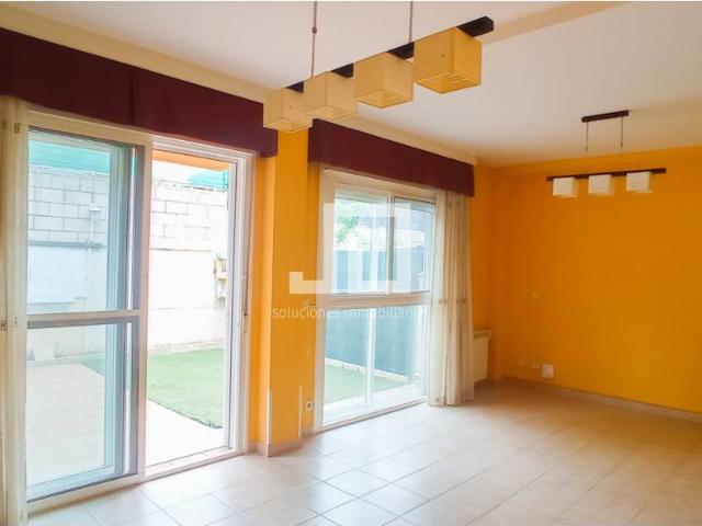 Chalet adosado en Urb. Privada con 4 dormitorios, 3 baños, garaje y parcela en Carabaña
