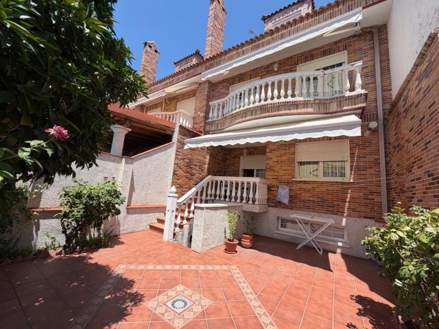 Chalet adosado en Valdepelayos con garaje, gran buhardilla y piscina