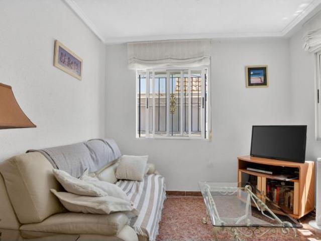 Chalet adosado en venta con orientación sur, jardín enlosado, solárium privado y piscina comunitaria