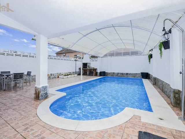 Chalet adosado en venta en Yeles