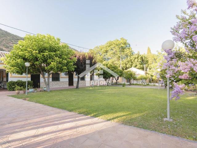 Chalet adosado en venta en Lucena