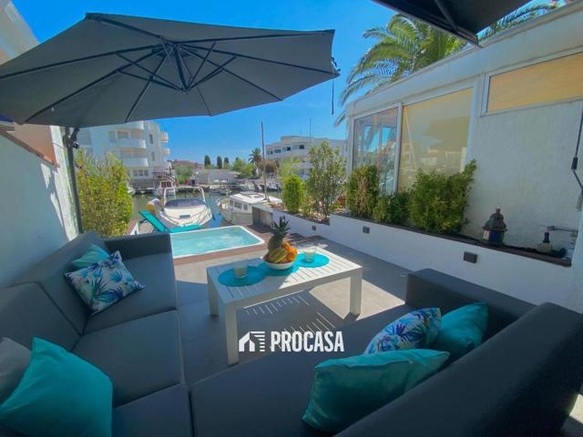 Chalet adosado en venta en Avenida Port Canigó 130m² Roses