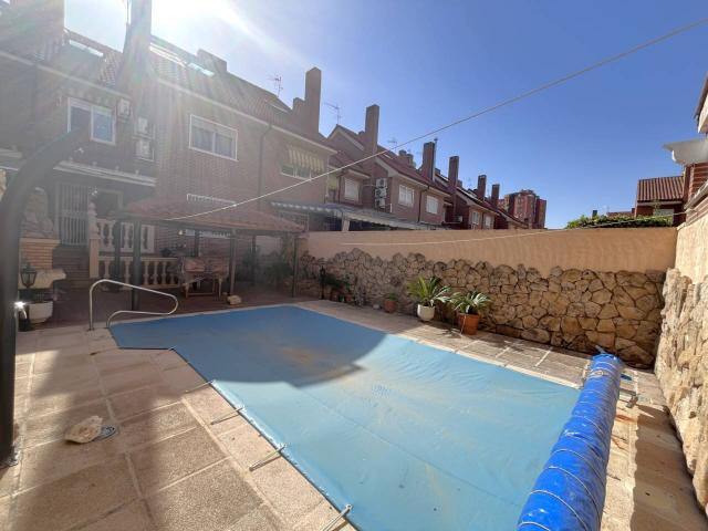 Chalet adosado en venta en Hontanar