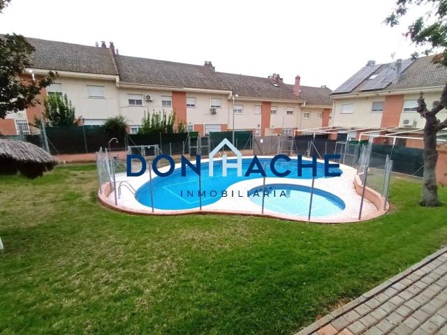 Chalet adosado en venta en Los Milagros La Corchera 06800