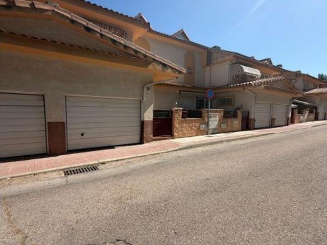 CHALET ADOSADO EN VILLALBILLA