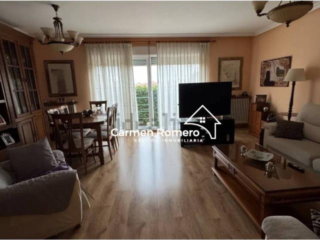 CHALET ADOSADO EN VISTAHERMOSA CON PISCINA COMUNITARIA