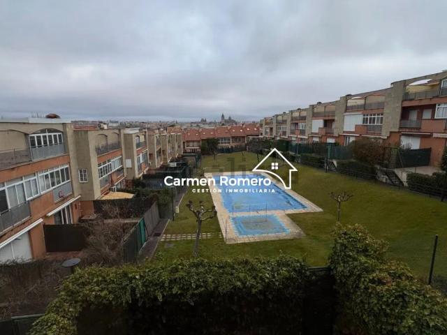 CHALET ADOSADO EN VISTAHERMOSA CON PISCINA COMUNITARIA