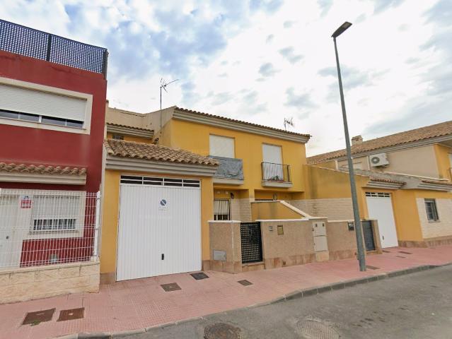Chalet adosado en C/ Adelfas