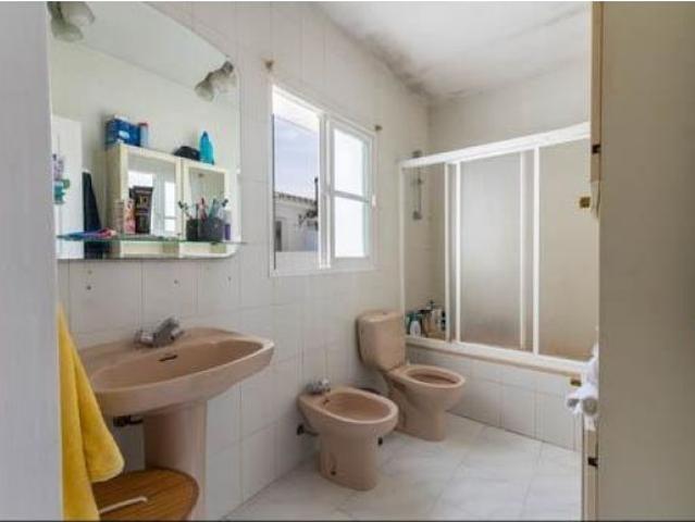 Chalet adosado en Calle Águila s/n, – Urb. Colina Blanca con terraza y piscina