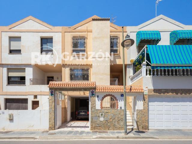 CHALET ADOSADO EN CORTIJO GRANDE CON ASCENSOR