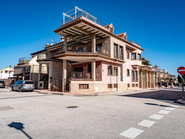 Chalet adosado en Daya Nueva con piscina comunitaria