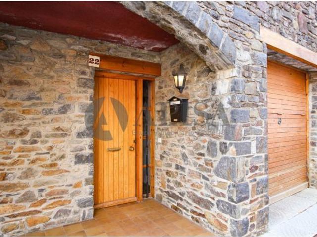 CHALET ADOSADO EN EL CENTRO DE PUIGCERDÀ CON JARDÍN