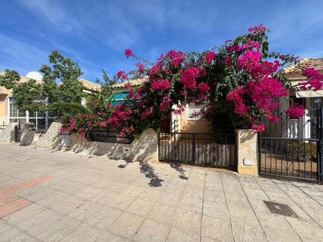 CHALET ADOSADO EN LA ZENIA