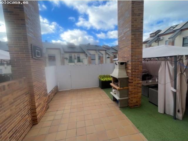 Chalet adosado en la Rosaleda con jardín privado, piscina comunitaria