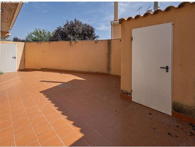 CHALET ADOSADO EN MUCIENTES, 2 PLANTAS, 4 DORMITORIOS Y GARAJE