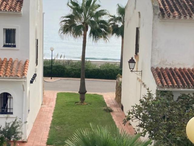 Chalet Adosado en Primera Línea de Playa – Aldea Beach, Manilva