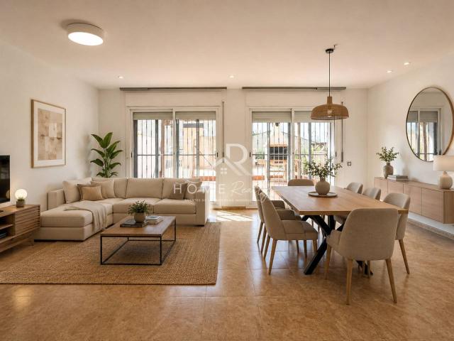 Chalet adosado esquinero en Vilafortuny Cambrils con piscina, buhardilla, solárium y garaje privado