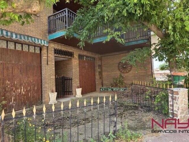 Chalet adosado muy bien ubicado con grandes espacios