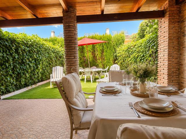 CHALET ADOSADO PREMIUM EN LOS ROSALES CHURRIANA – ¡LISTO PARA ENTRAR A VIVIR!