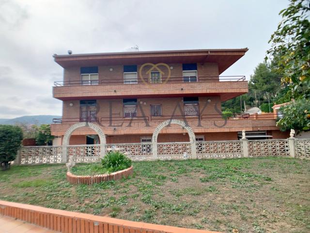 Chalet alto standing, 2 viviendas independientes de 115m2 cada una Zona privilegiada de Vallirana