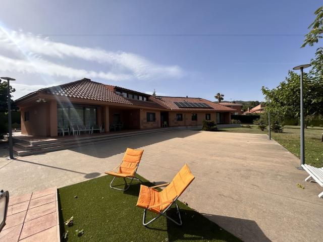 Chalet, Almoster