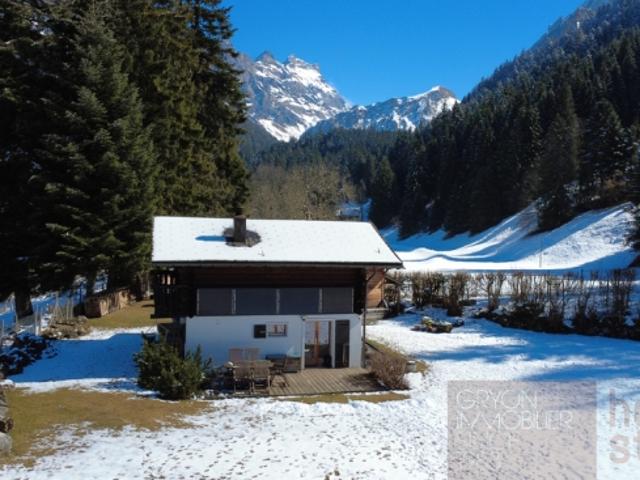 Chalet alpin rénové avec grand terrain et énergie durable