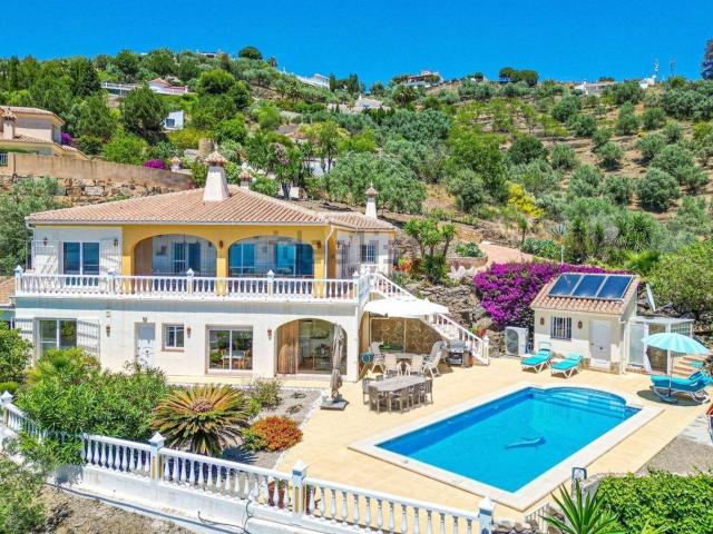 Chalet, Arenas